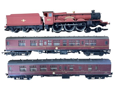 Lot 2009 - Hornby OO Gauge Hogwarts Railways 4-6-0 Hogwarts Castle locomotive & tender 5972, plus two coaches, all loose (3)