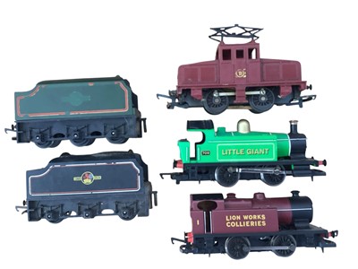 Lot 2011 - Selection of Tri-ang OO Gauge 0-4-0 BR maroon Steeple cab electric locomotive No.R252 and Hornby 0-4-0 Little Giant tank engine, plus selection of coaches, rolling stock and two tenders (1 box)<...
