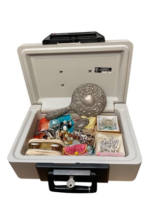 Lot 137 - Group of costume jewellery and silver within a Sentry case with key