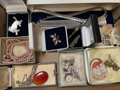 Lot 35 - Group of vintage costume and silver jewellery