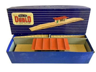 Lot 2033 - Hornby Dublo D1 Island Platform & model kit Engine Shed 5005 & Goods Depot 5020, plus other buildings and accessories (qty)