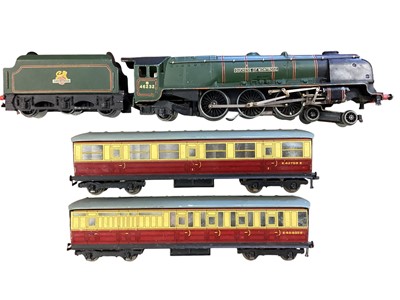 Lot 2041 - Hornby Dublo OO Gauge 3 rail 4-6-2 BR lined green early emblem Duchess EDL12 Duchess of Montrose locomotive and tender 46232 with two coaches, plus 0-6-2 BR lined black...