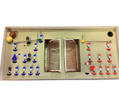 Lot 2069 - Subbuteo Table Soccer Super Set with card football players and officials, baize pitch and goals, two C100 football teams Chelsea & Sheffield United and fence surround (1 box).