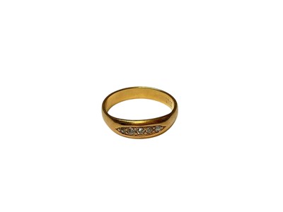 Lot 88 - 18ct gold diamond five stone ring