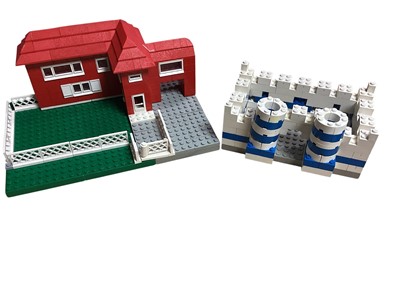 Lot 2088 - Selection of vintage Lego including constructed buildings (1 box)