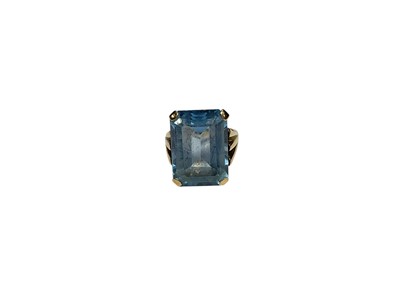 Lot 16 - Blue stone cocktail ring in yellow metal setting