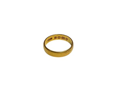 Lot 19 - 22ct gold wedding ring (London 1955)