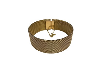 Lot 117 - Continental yellow metal mesh bracelet, 18cm long