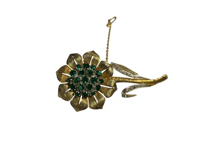 Lot 121 - Continental yellow metal floral spray brooch with synthetic green stones