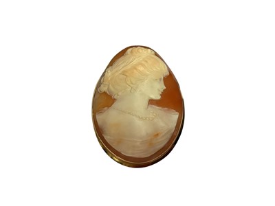 Lot 122 - Italian carved shell cameo brooch depicting a female bust in gold mount (stamped 750)