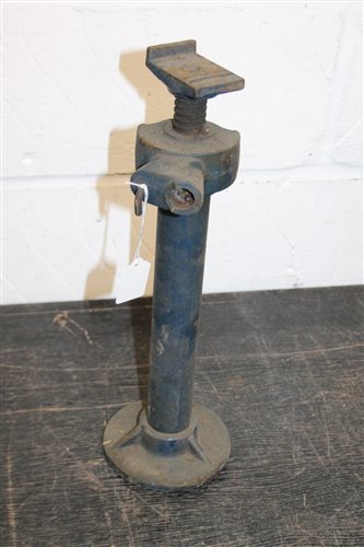 Lot 3937 - Late 1940s Fordson Major tractor jack