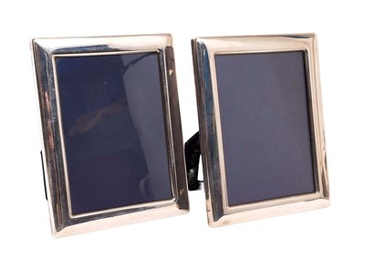 Lot 230 - Pair of contemporary silver photograph frames of rectangular form, with easel back supports, (Sheffield 2006) Carrs of Sheffield Ltd. Each frame 16cm x 12.5cm overall.