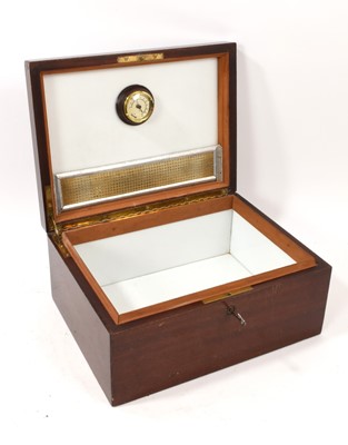 Lot 719 - Mahogany humidor with key