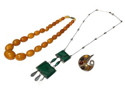 Lot 105 - Vintage amber bead necklace, silver and amber artist's palette brooch and a malachite panel necklace