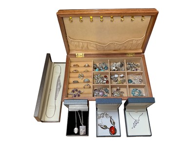 Lot 152 - Collection of mostly contemporary silver (925) gem set jewellery including rings, pendants and earrings, within a wooden jewellery box