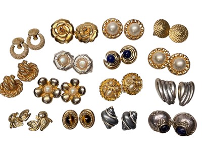 Lot 157 - Collection of 1980s gilt metal clip on earrings