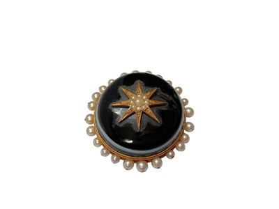 Lot 163 - Victorian agate and seed pearl brooch