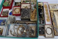 Lot 3370 - Quantity of vintage costume Jewellerylery -...