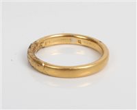 Lot 3374 - Yellow metal wedding ring. Size Q