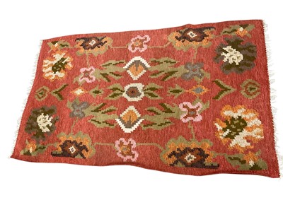 Lot 1282 - Unusual coarse weave rug with foliate design