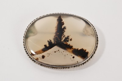 Lot 420 - Early 20th century agate brooch, the oval moss agate panel in platinum setting, 38mm.