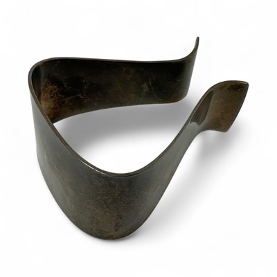 Lot 207 - Graham Watling (1930 - 1996), contemporary silver napkin ring of horse shoe form, (London 1972), maker Graham Watling, 6.5cm in length, 1.5ozs.