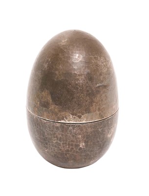 Lot 212 - William A. Phipps (1936 - 2009), contemporary silver trinket box in the form of an egg with planished decoration, (London 1975), maker William Phipps, 7cm in height, all at 2.5ozs.