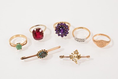 Lot 490 - Five dress rings and two brooches