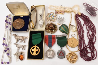 Lot 491 - Group of jewellery and costume jewellery to include a garnet bead necklace with diamond-set clasp, two cast silver dog brooches, British Empire Medal, WWI Victory Medal, etc