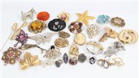 Lot 3381 - Selection of antique and vintage brooches and...