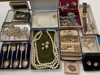 Lot 993 - Group of vintage costume jewellery, wristwatches, silver and bijouterie