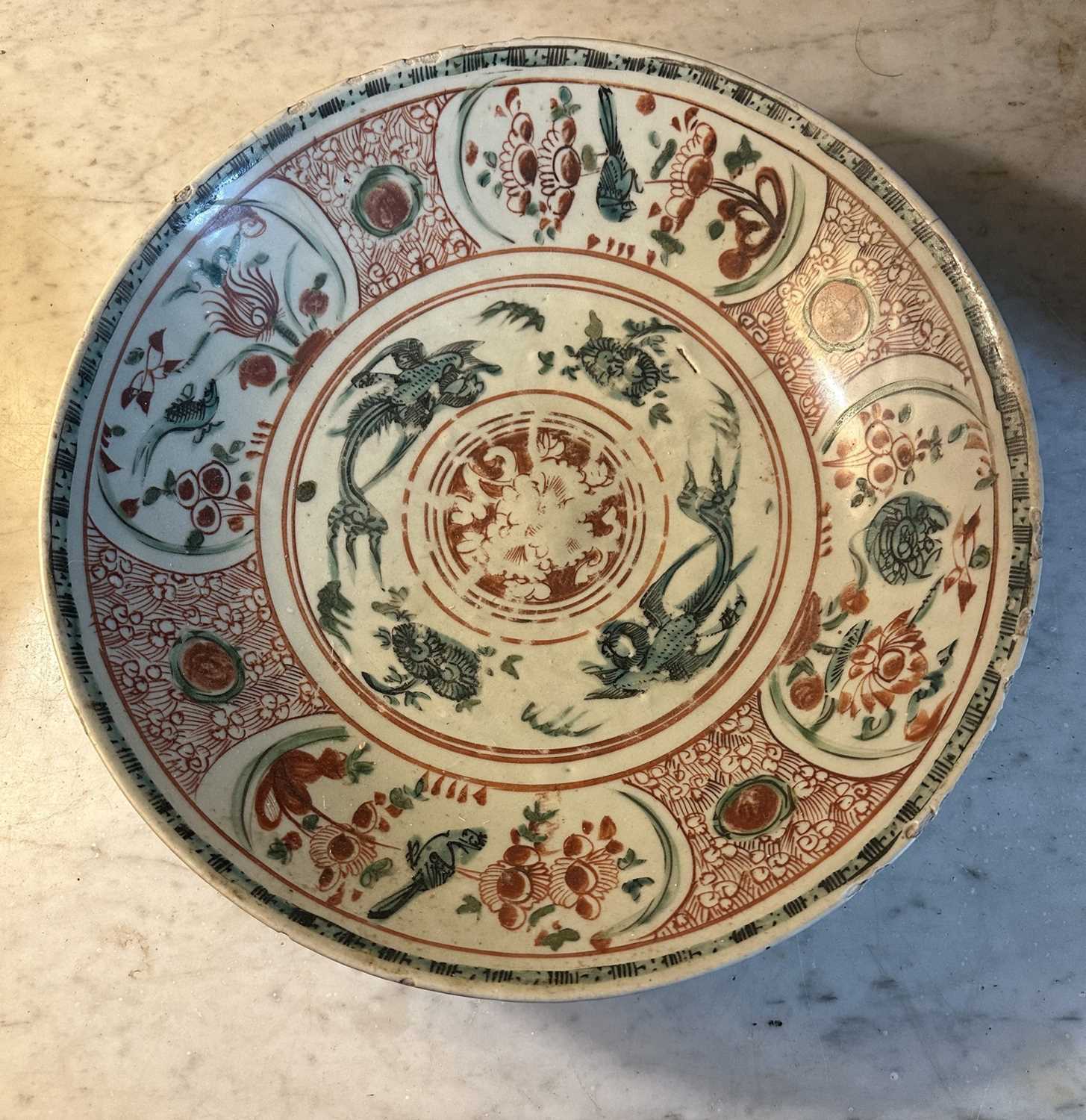 Lot 1519 - Late 16th / early 17th century Southern Chinese Swatow charger decorated with bird and floral panels