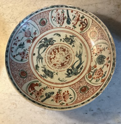 Lot 1519 - Late 16th / early 17th century Southern Chinese Swatow charger decorated with bird and floral panels