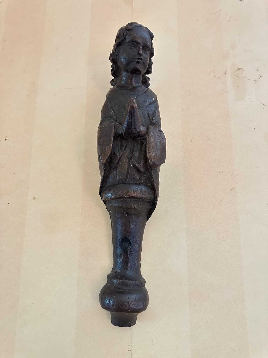 Lot 1521 - 17th / 18th century oak carving of a praying figure