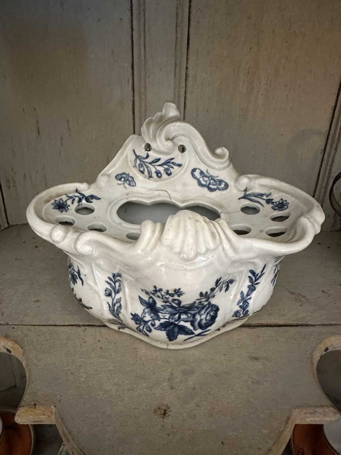 Lot 1552 - Worcester bough pot