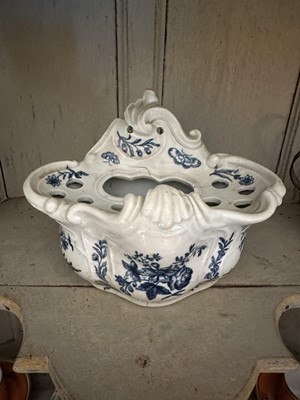 Lot 1552 - Worcester bough pot