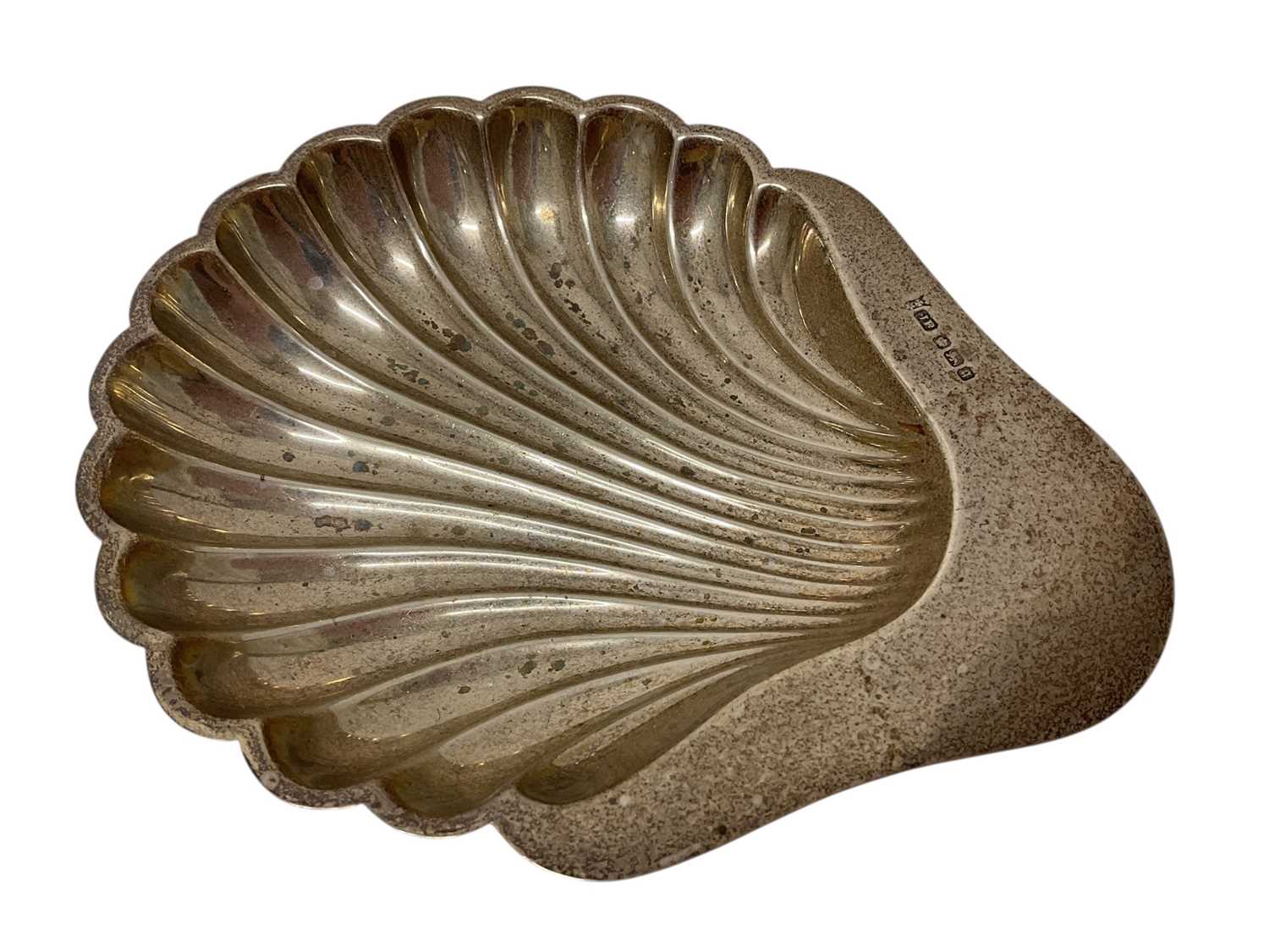 Lot 1601 - Edwardian silver shell shaped dish (Sheffield 1908), 4ozs