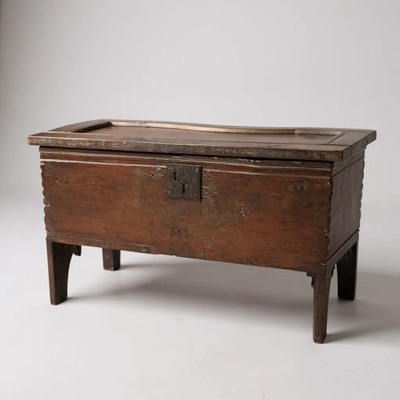 Lot 1382 - 17th century oak six plank oak coffer