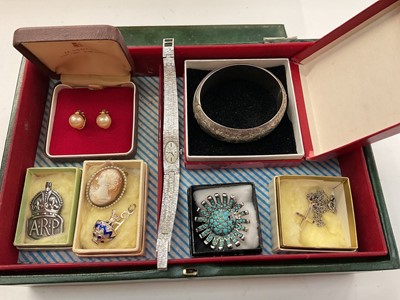 Lot 938 - Small group of costume jewellery including a white metal hinged bangle with engraved foliate scroll decoration, silver ARP badge and Accurist ladies' wristwatch