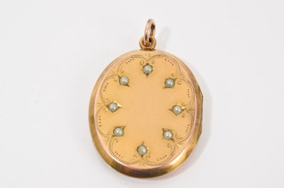 Lot 668 - Antique yellow metal locket