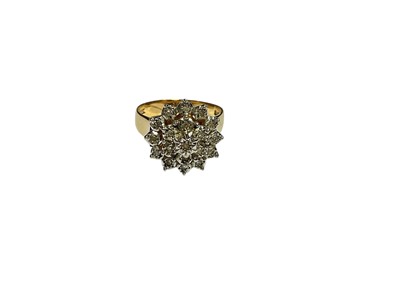 Lot 9 - Diamond cluster ring in 9ct gold setting (London 1978)