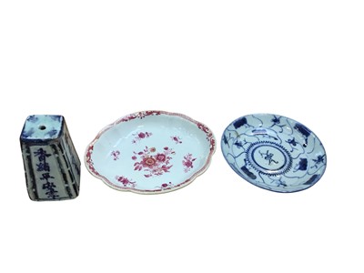 Lot 5016 - Three pieces of Chinese porcelain