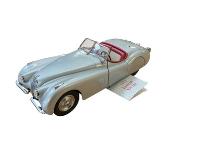 Lot 144 - Boxed Franklin Mint 1:24 scale Diecast model of a Jaguar XK 120.