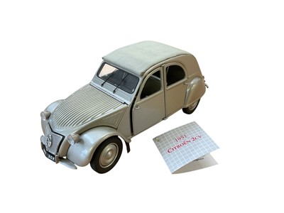 Lot 143 - Boxed Franklin Mint 1:24 scale Diecast model of a Citroen 2CV.