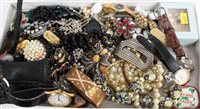 Lot 3390 - Costume Jewellerylery, vintage brooches, bead...