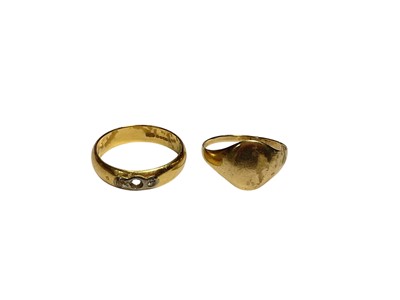 Lot 77 - 18ct gold diamond set wedding ring (one stone missing) and a 9ct gold signet ring (2)