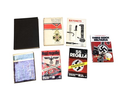 Lot 5110 - Lot military reference books