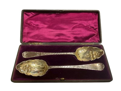 Lot 79 - Pair of Georgian silver berry spoons (London 1819) in fitted case