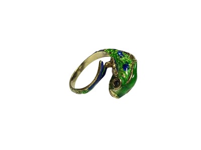 Lot 113 - Yellow metal and enamel ring in the form of a fish