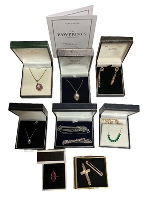 Lot 114 - Group of gold and yellow metal jewellery to include an 18ct white gold chain, 18ct yellow gold and green bead necklace and various jewellery